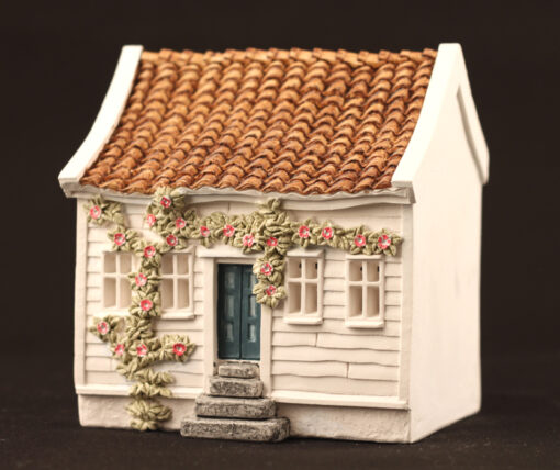 Hus med rosevegg telyslykt, 11 cm høyt, håndlagd av Lillesanddesign.no