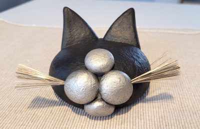 Kattefigur sort og sølv med værhår, 10 cm dia, håndlagd av Lillesanddesign.no