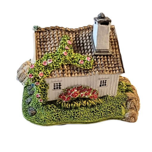Hvit sørlandshus med tresjekte, 7 cm høyt, er håndlagd og håndmalt av Lillesand Design.