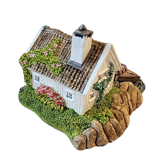Hvit sørlandshus med tresjekte, 7 cm høyt, er håndlagd og håndmalt av Lillesand Design.