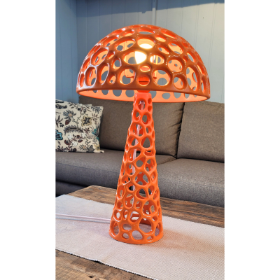 Korall bordlampe med korall skjerm, håndlagd i Lillesand av Lillesand Design.