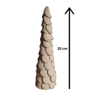 Tre, lite, beige farge, 20 cm, er et dekorativt pynte tre, håndlagd og håndmalt av Lise i Lillesand Design. Treet er en del av en serie på 3 størrelser og flere farger.