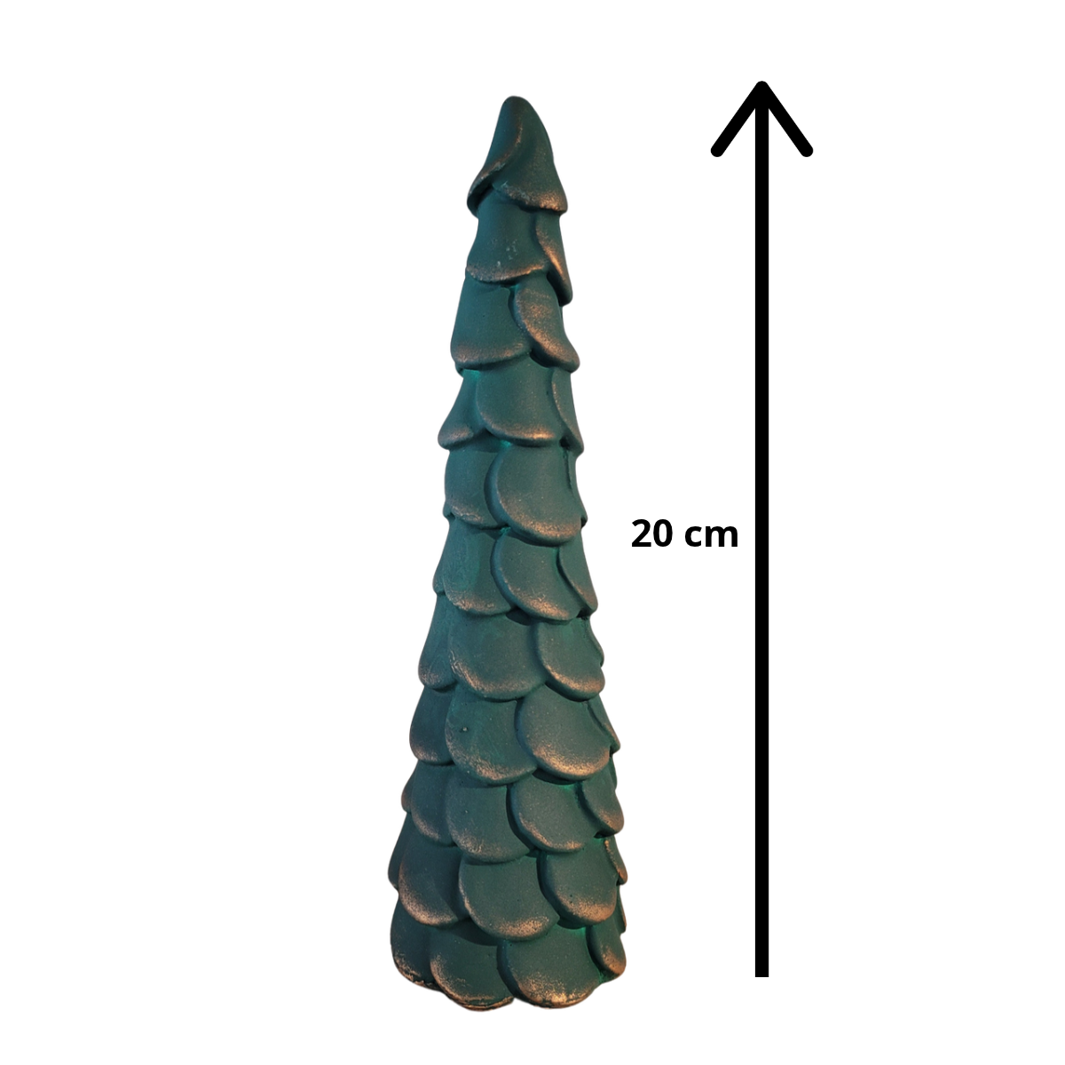 Tre, lite, mørkegrønn, 20 cm er et dekorativt tre, håndlagd og håndmalt av Lise i Lillesand Design. Serien består av 3 størrelser og lages i 4 farger.