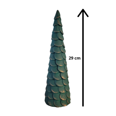 Tre, medium, mørkegrønn, 29 cm er et dekorativt tre, håndlagd og håndmalt av Lise i Lillesand Design. Serien består av 3 størrelser og lages i 4 farger.