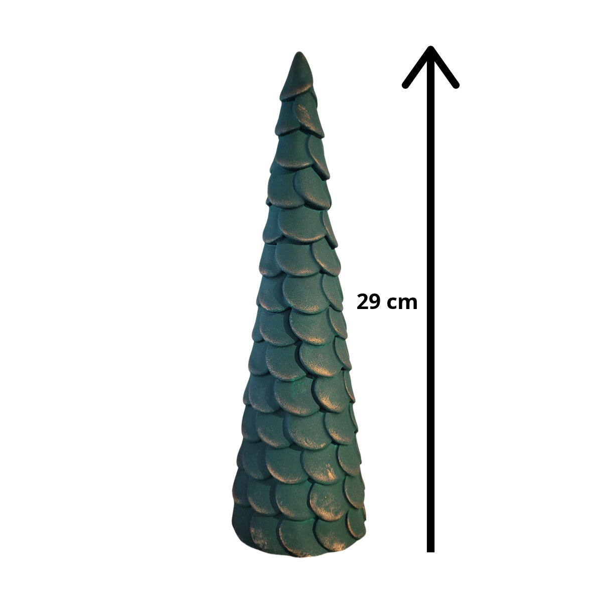 Tre, medium, mørkegrønn, 29 cm er et dekorativt tre, håndlagd og håndmalt av Lise i Lillesand Design. Serien består av 3 størrelser og lages i 4 farger.