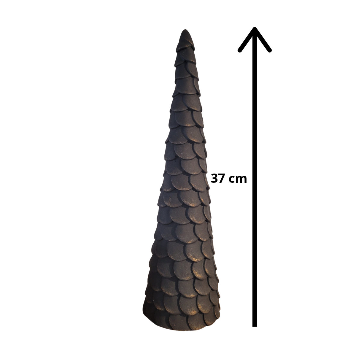Tre, stort, sort, 37 cm er et dekorativt tre, håndlagd og håndmalt av Lise i Lillesand Design. Serien består av 3 størrelser og lages i 4 farger.